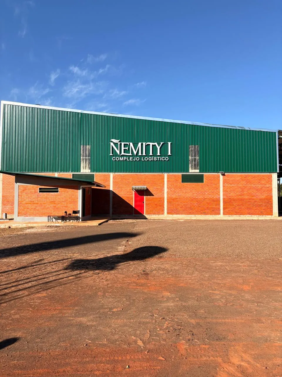 Fachada del complejo logístico de Ñemity