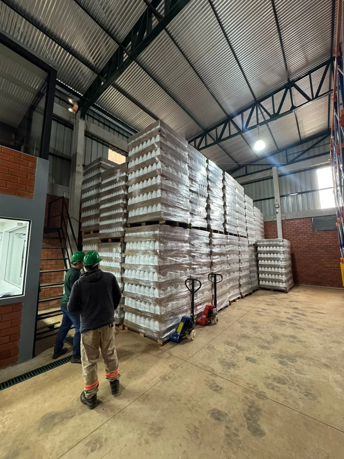 Interior del almacén de Ñemity